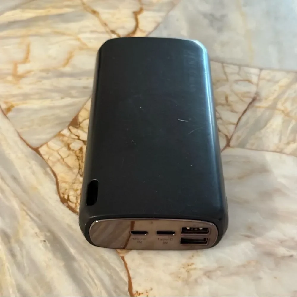 Black Portable Charger‎
